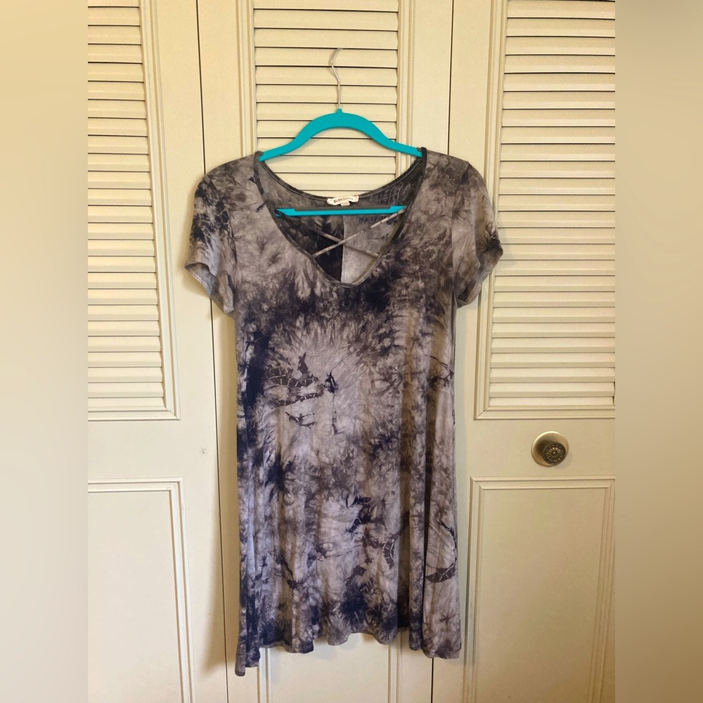 Scoop neck dress with criss cross